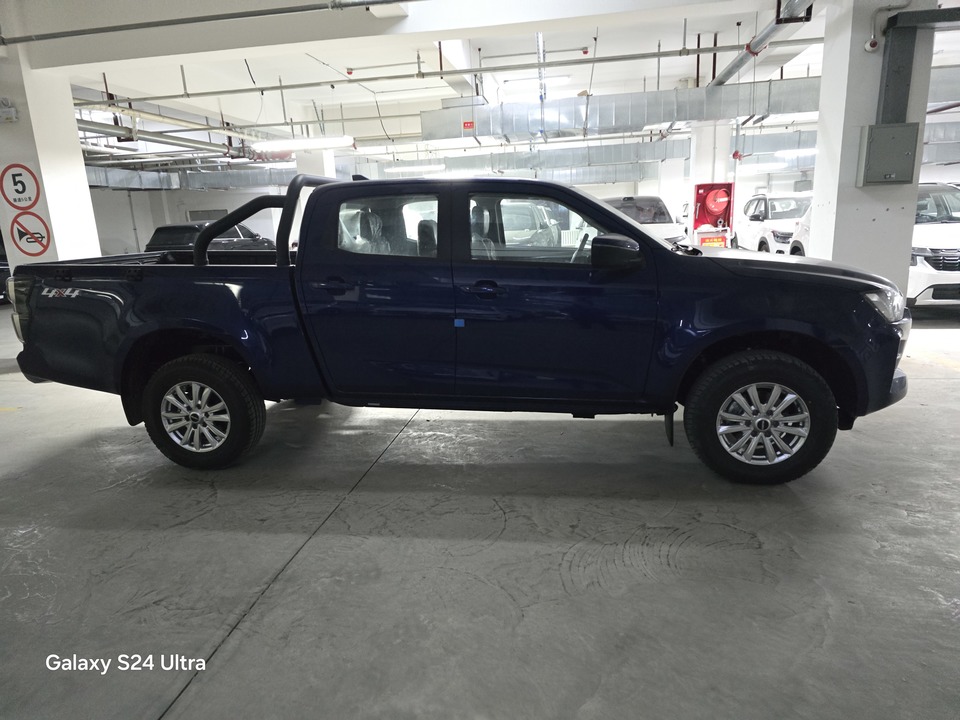 Isuzu D-Max II рестайлинг 2, 2024 год, 4 170 000 рублей, 5 фотография