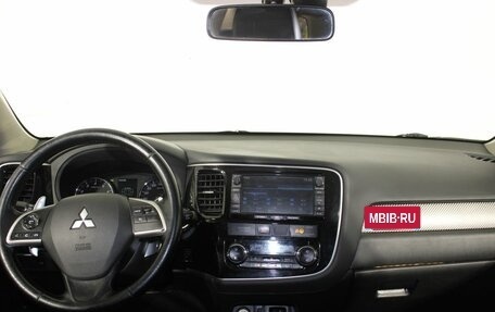 Mitsubishi Outlander III рестайлинг 3, 2014 год, 1 400 000 рублей, 10 фотография
