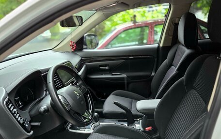 Mitsubishi Outlander III рестайлинг 3, 2018 год, 2 000 000 рублей, 2 фотография