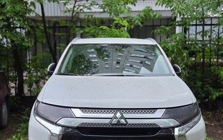 Mitsubishi Outlander III рестайлинг 3, 2018 год, 2 000 000 рублей, 7 фотография