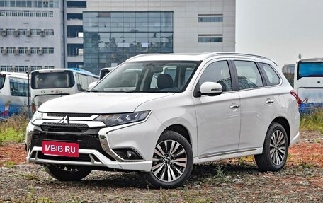 Mitsubishi Outlander III рестайлинг 3, 2021 год, 2 000 000 рублей, 1 фотография