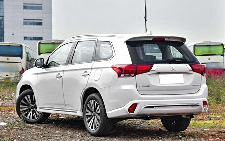 Mitsubishi Outlander III рестайлинг 3, 2021 год, 2 000 000 рублей, 7 фотография