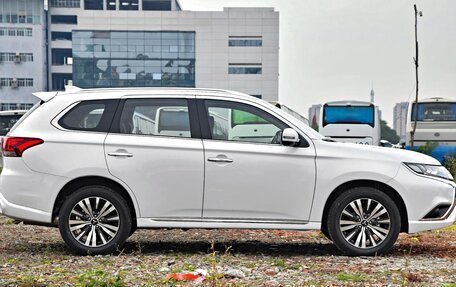 Mitsubishi Outlander III рестайлинг 3, 2021 год, 2 000 000 рублей, 4 фотография