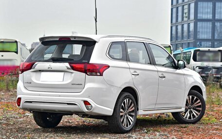 Mitsubishi Outlander III рестайлинг 3, 2021 год, 2 000 000 рублей, 5 фотография