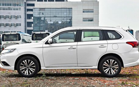 Mitsubishi Outlander III рестайлинг 3, 2021 год, 2 000 000 рублей, 8 фотография