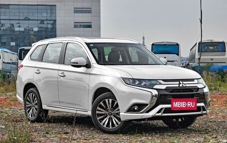 Mitsubishi Outlander III рестайлинг 3, 2021 год, 2 000 000 рублей, 3 фотография