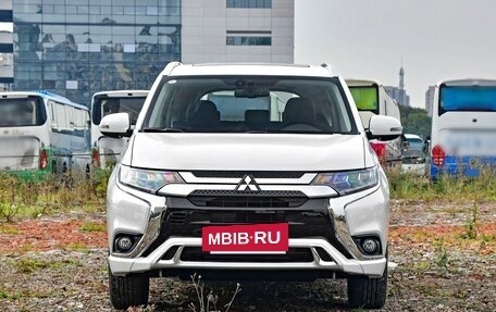 Mitsubishi Outlander III рестайлинг 3, 2021 год, 2 000 000 рублей, 2 фотография