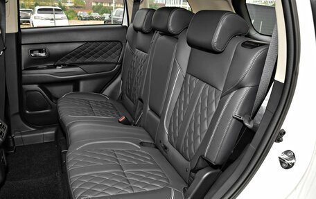 Mitsubishi Outlander III рестайлинг 3, 2021 год, 2 000 000 рублей, 15 фотография
