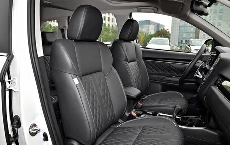 Mitsubishi Outlander III рестайлинг 3, 2021 год, 2 000 000 рублей, 16 фотография