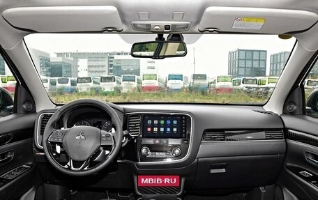 Mitsubishi Outlander III рестайлинг 3, 2021 год, 2 000 000 рублей, 9 фотография