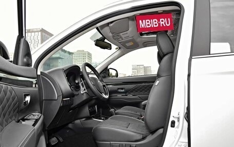 Mitsubishi Outlander III рестайлинг 3, 2021 год, 2 000 000 рублей, 14 фотография