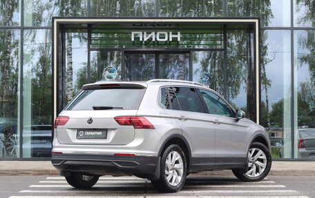Volkswagen Tiguan II, 2021 год, 2 995 000 рублей, 2 фотография
