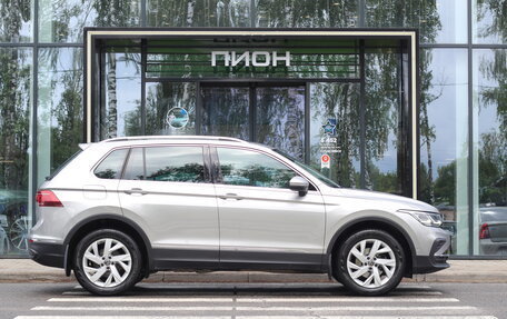 Volkswagen Tiguan II, 2021 год, 2 995 000 рублей, 4 фотография