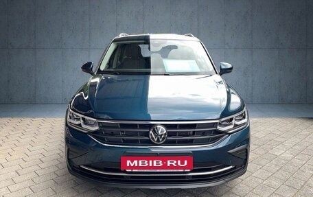 Volkswagen Tiguan, 2024 год, 4 500 000 рублей, 2 фотография