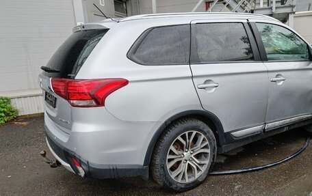 Mitsubishi Outlander III рестайлинг 3, 2016 год, 595 000 рублей, 3 фотография