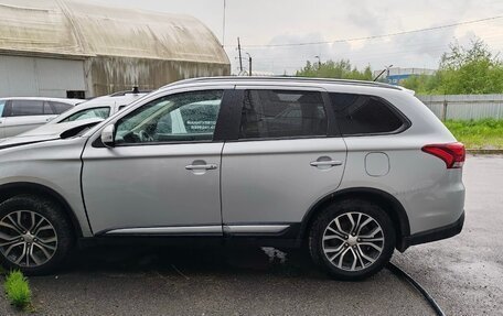 Mitsubishi Outlander III рестайлинг 3, 2016 год, 595 000 рублей, 2 фотография