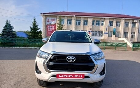 Toyota Hilux VIII, 2021 год, 4 290 000 рублей, 2 фотография