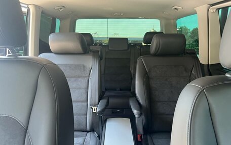 Volkswagen Multivan T6 рестайлинг, 2019 год, 5 250 000 рублей, 33 фотография
