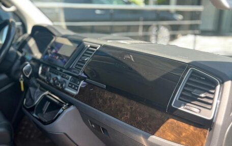 Volkswagen Multivan T6 рестайлинг, 2019 год, 5 250 000 рублей, 32 фотография