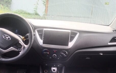 Hyundai Solaris II рестайлинг, 2017 год, 1 000 000 рублей, 8 фотография