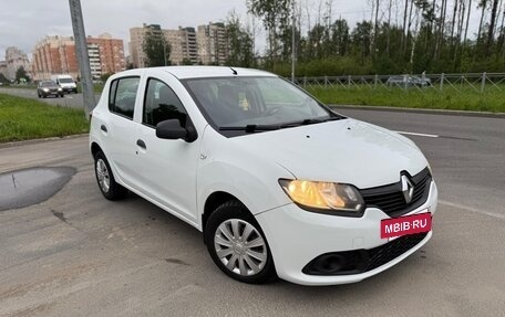 Renault Sandero II рестайлинг, 2015 год, 590 000 рублей, 2 фотография