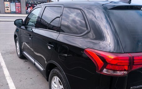 Mitsubishi Outlander III рестайлинг 3, 2019 год, 2 350 000 рублей, 6 фотография