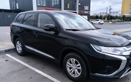Mitsubishi Outlander III рестайлинг 3, 2019 год, 2 350 000 рублей, 3 фотография