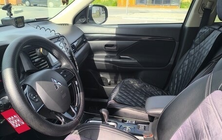 Mitsubishi Outlander III рестайлинг 3, 2019 год, 2 350 000 рублей, 9 фотография