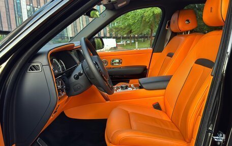 Rolls-Royce Cullinan, 2023 год, 46 000 000 рублей, 21 фотография