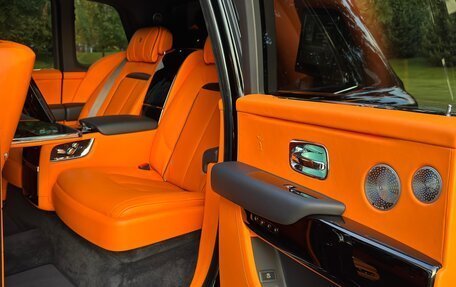Rolls-Royce Cullinan, 2023 год, 46 000 000 рублей, 31 фотография
