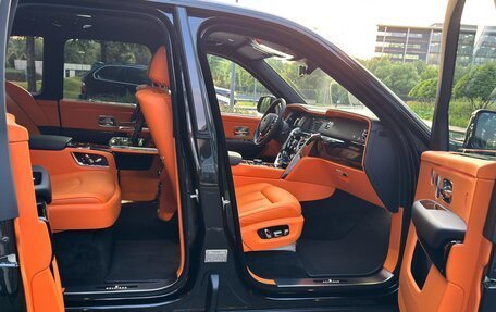 Rolls-Royce Cullinan, 2023 год, 46 000 000 рублей, 35 фотография