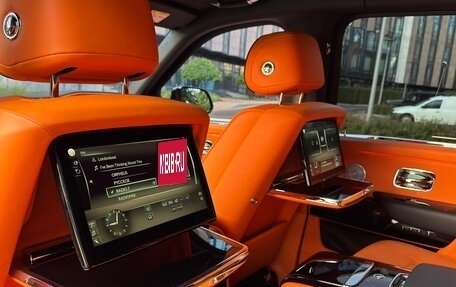 Rolls-Royce Cullinan, 2023 год, 46 000 000 рублей, 29 фотография