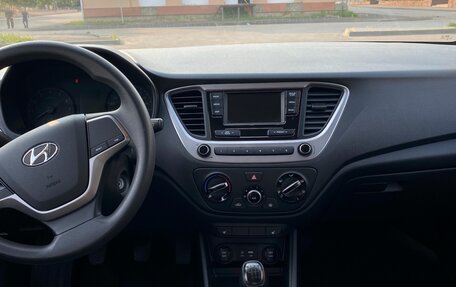 Hyundai Solaris II рестайлинг, 2018 год, 1 150 000 рублей, 3 фотография