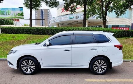 Mitsubishi Outlander III рестайлинг 3, 2021 год, 2 880 690 рублей, 2 фотография