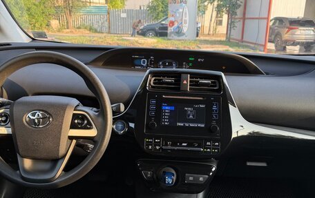 Toyota Prius IV XW50, 2016 год, 1 950 000 рублей, 7 фотография