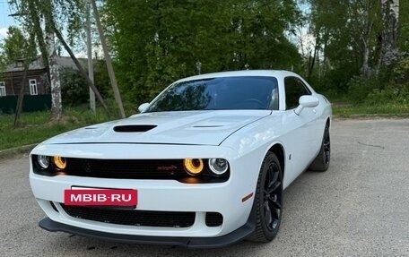 Dodge Challenger III рестайлинг 2, 2017 год, 3 550 000 рублей, 3 фотография