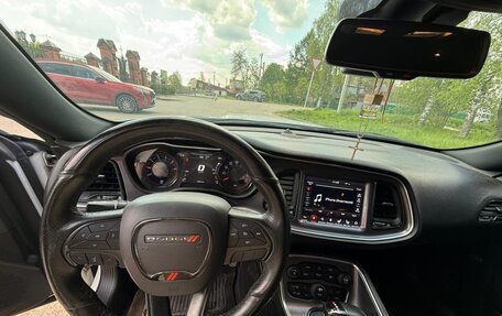 Dodge Challenger III рестайлинг 2, 2017 год, 3 550 000 рублей, 8 фотография