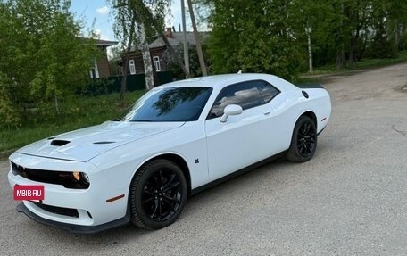 Dodge Challenger III рестайлинг 2, 2017 год, 3 550 000 рублей, 2 фотография