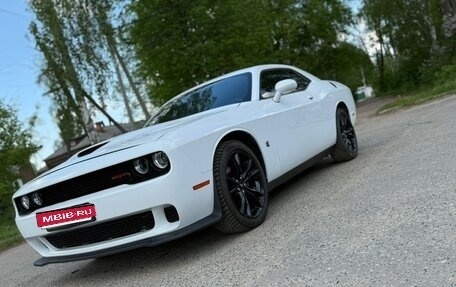 Dodge Challenger III рестайлинг 2, 2017 год, 3 550 000 рублей, 4 фотография