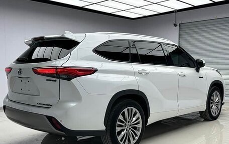 Toyota Highlander, 2022 год, 3 780 000 рублей, 4 фотография
