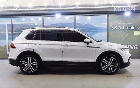 Volkswagen Tiguan II, 2022 год, 3 200 000 рублей, 3 фотография