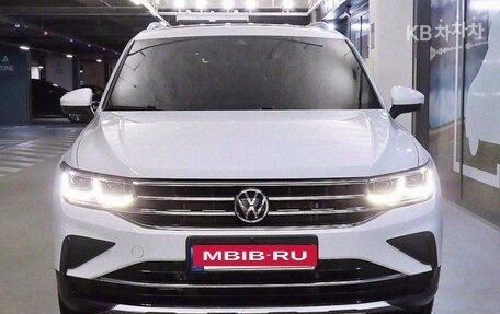 Volkswagen Tiguan II, 2022 год, 3 200 000 рублей, 2 фотография