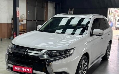 Mitsubishi Outlander III рестайлинг 3, 2022 год, 2 600 887 рублей, 2 фотография