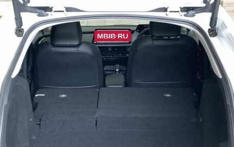 Toyota Prius IV XW50, 2023 год, 2 760 000 рублей, 8 фотография