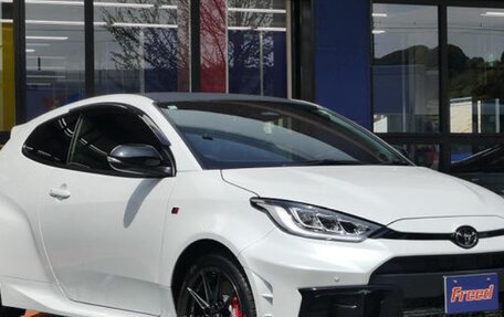 Toyota Yaris, 2022 год, 2 995 000 рублей, 2 фотография