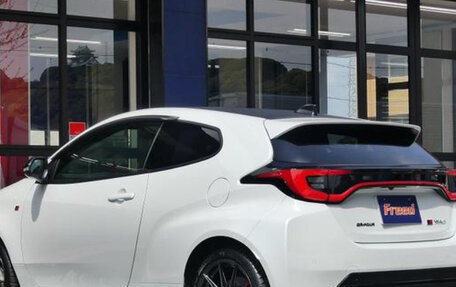 Toyota Yaris, 2022 год, 2 995 000 рублей, 4 фотография