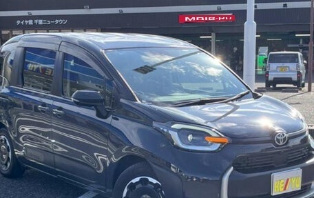 Toyota Sienta, 2022 год, 1 075 000 рублей, 3 фотография