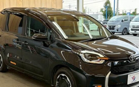 Toyota Sienta, 2022 год, 1 075 000 рублей, 2 фотография