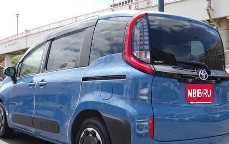 Toyota Sienta, 2022 год, 1 075 000 рублей, 6 фотография