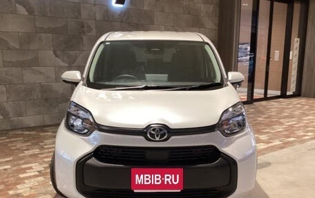 Toyota Sienta, 2022 год, 1 075 000 рублей, 2 фотография